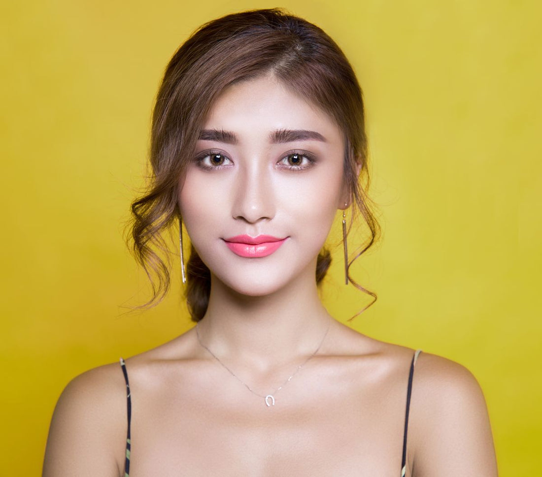 Woman with long earrings and a clean neckline for a bright summer styling guide